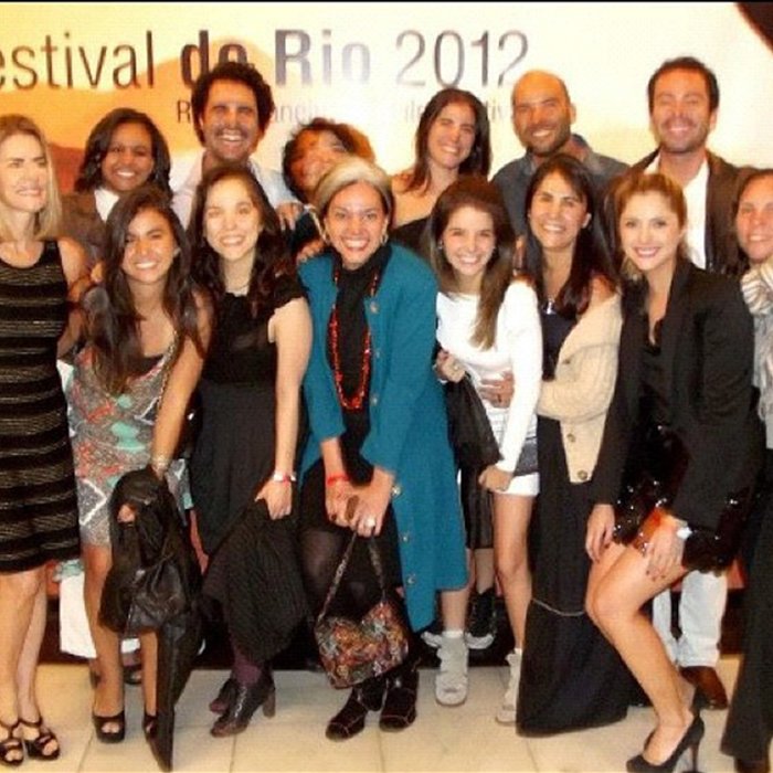 galera frente ao cartaz
